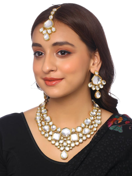 Stunning Kundan Choker Necklace Set With Maang Tikka